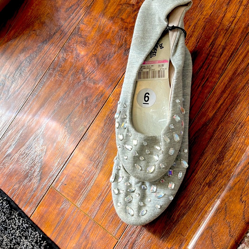 Shoes women’s flats size 6 NEW
